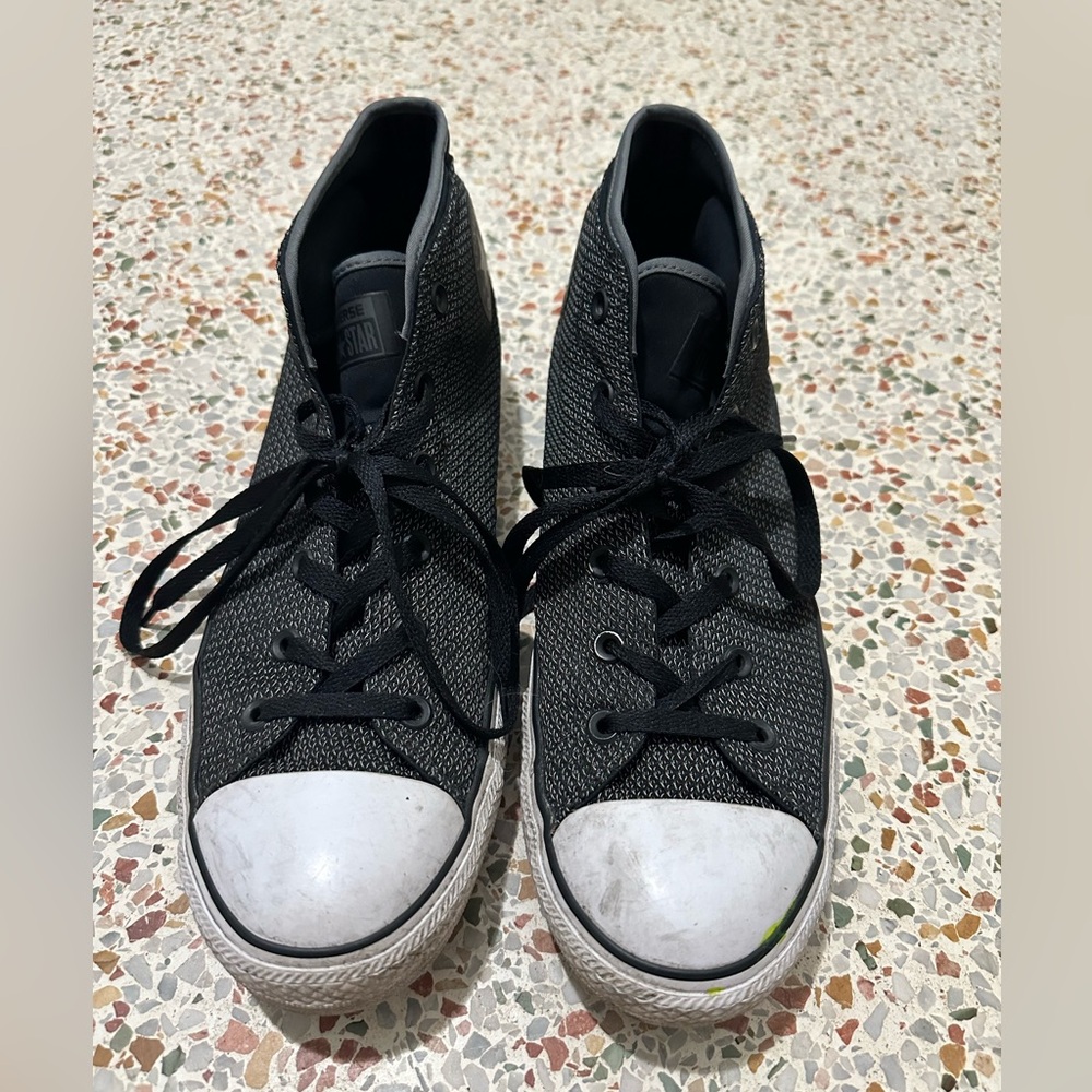 Men’s black and gray converse